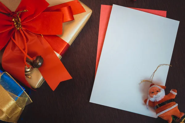 Tarjeta Blanco Navidad Con Fondo Borroso Con Santa Claus Regalos —  Fotos de Stock