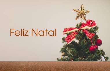 Chistmas arka planı ve bulanık arkaplanlı boş ahşap masa Brezilya Portekizcesinde Mutlu Noeller..