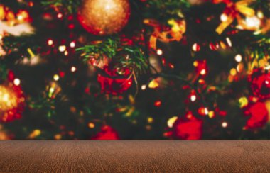 Chistmas arkaplanı ve bulanık arkaplanı olan boş ahşap masa veya tatil arkaplanı olan ahşap masa. 