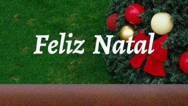 Chistmas arka planı ve bulanık arkaplanlı boş ahşap masa Brezilya Portekizcesinde Mutlu Noeller..
