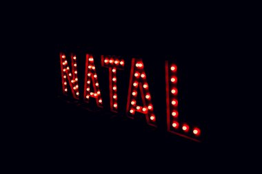 3 boyutlu kırmızı ışıklarla Portekizce yazılmış Noel. Noel 3 boyutlu arkaplan.