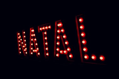 3 boyutlu kırmızı ışıklarla Portekizce yazılmış Noel. Noel 3 boyutlu arkaplan.