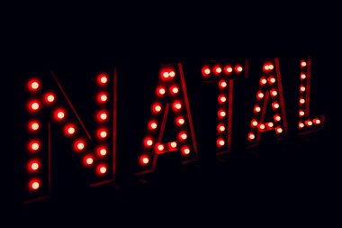 3 boyutlu kırmızı ışıklarla Portekizce yazılmış Noel. Noel 3 boyutlu arkaplan.