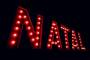 3 boyutlu kırmızı ışıklarla Portekizce yazılmış Noel. Noel 3 boyutlu arkaplan.