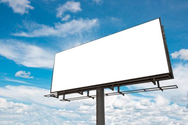 Bulutlu gökyüzü arkaplanına karşı beyaz ekranlı boş ilan panosu. Bulutlu bir ortamda reklam için boşluk afişini kopyala.