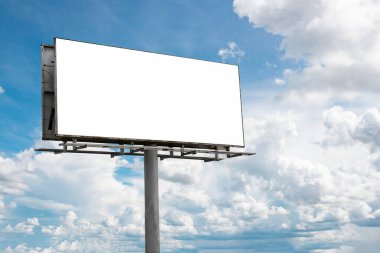 Bulutlu gökyüzü arkaplanına karşı beyaz ekranlı boş ilan panosu. Bulutlu bir ortamda reklam için boşluk afişini kopyala.