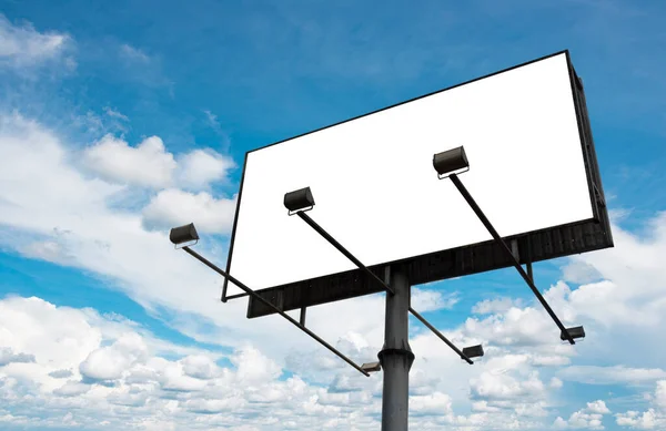 Κενό Κενής Διαφημιστικής Πινακίδας Λευκή Οθόνη Φόντο Συννεφιασμένο Ουρανό Αντιγραφή — Φωτογραφία Αρχείου