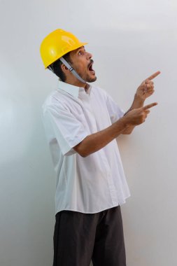 Beyaz arka planda kask takan işçi. Siyah adam şaşırdı.. 