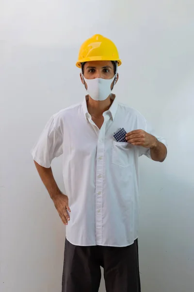 Lucrător Cască Mască Pandemică Izolată Fundal Alb Negru Care Deține — Fotografie, imagine de stoc