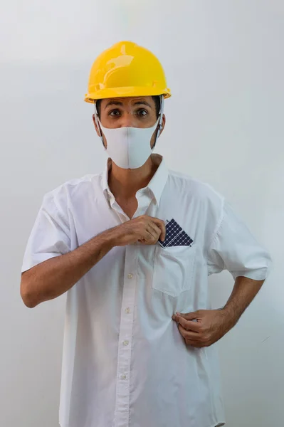 Pracownik Kasku Masce Pandemicznej Odizolowany Białym Tle Czarny Człowiek Trzymający — Zdjęcie stockowe