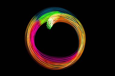 Açık Neon İzleri Siyah zemin üzerinde izole edilmiş Renkli Dalga. Gelecek Renkli Örtülü Işık Kalıbı.