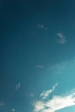 Sinematik bulut gökyüzü. Doğal gökyüzü güzel ve sinematik günbatımı dokusu arkaplanı.