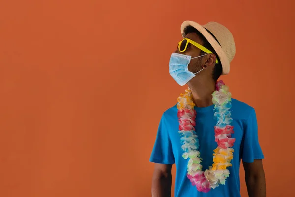 Turuncu Arka Planda Salgın Maskesi Olan Karnaval Için Kostüm Giymiş — Stok fotoğraf