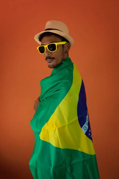 Homem Negro Traje Para Carnaval Com Bandeira Brasil Isolada Fundo — Fotografia de Stock