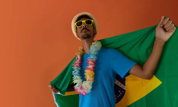 Czarny Człowiek Kostiumie Karnawał Brazylijską Flagą Pomarańczowym Tle — Zdjęcie stockowe