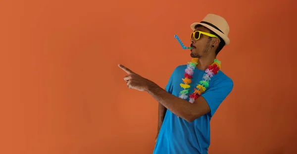 Homem Negro Traje Para Carnaval Brasil Isolado Fundo Laranja — Fotografia de Stock