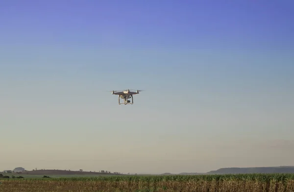 Erntemaschine Bei Der Arbeit Auf Einer Drohne Für Zuckerrohrfelder Überwacht — Stockfoto