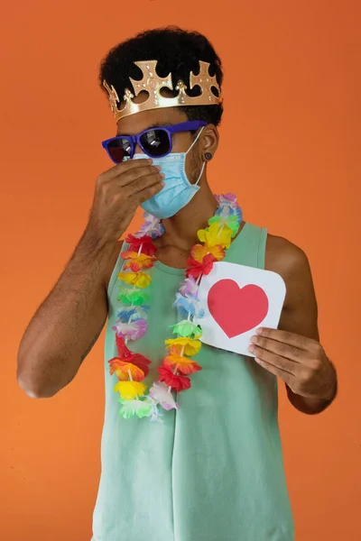 Homem Negro Traje Para Carnaval Brasil Segurando Como Botão Isolado — Fotografia de Stock