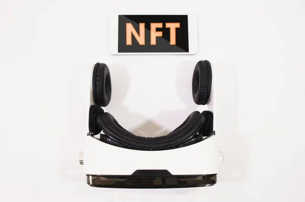 Nft Escrito Casco Realidad Virtual Móvil Aislado Sobre Fondo Blanco — Foto de Stock