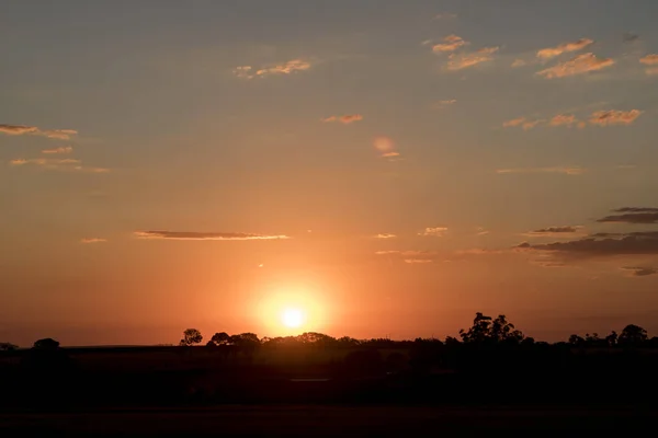 Dramático Natural Sunset Sunrise Farm Field Paisagem Campo Sob Céu — Fotografia de Stock