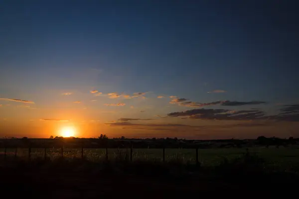 劇的な自然日没日の出の圃場 日没で風光明媚なカラフルな空の下で田舎風景 — ストック写真