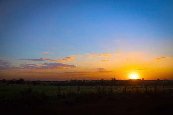 劇的な自然日没日の出の圃場 日没で風光明媚なカラフルな空の下で田舎風景 — ストック写真