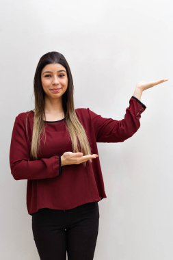 Kadınlar Günü, beyaz arka planda izole edilmiş esmer bir kadının portresi.