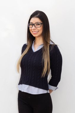 Kadınlar Günü, beyaz arka planda izole edilmiş esmer bir kadının portresi.