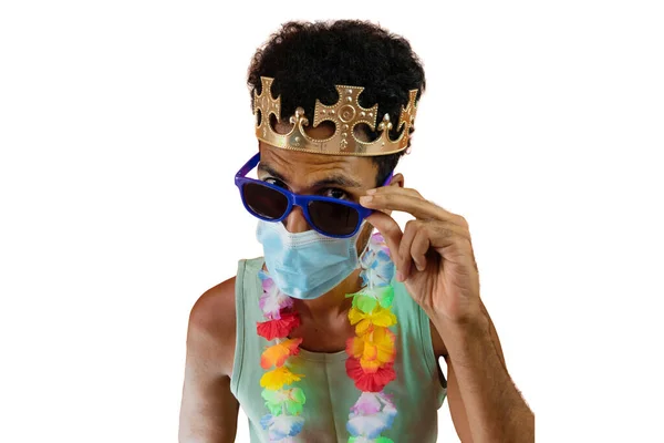 Homem Negro Disfarçado Para Carnaval Com Máscara Pandêmica Isolada — Fotografia de Stock
