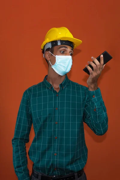 Insinyur Arsitek Atau Pekerja Dengan Helm Kuning Dan Topeng Pandemi — Stok Foto