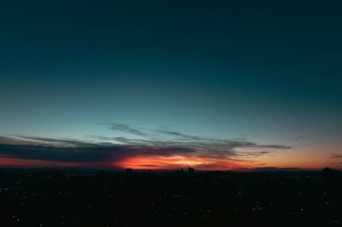 Şehrin siluetiyle yükselen güneş silueti silueti. 