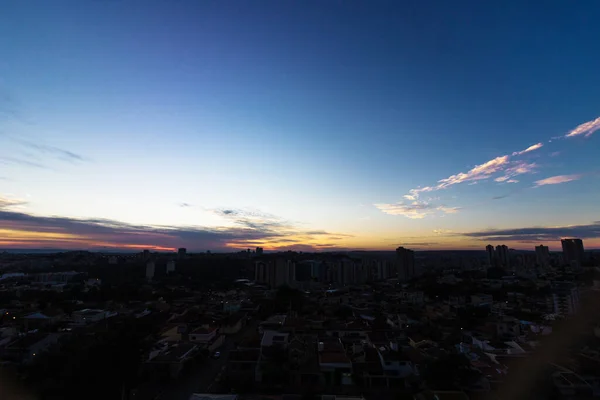 Nascente Sol Com Silhueta Cidade Skyline — Fotografia de Stock