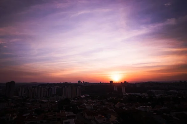 Stigande Sol Med Stadens Silhuett Skyline — Stockfoto