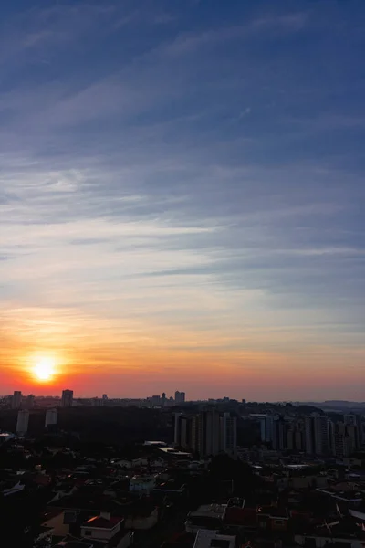 Sole Nascente Con Skyline Della Silhouette Della Città — Foto Stock