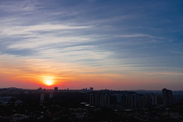 Nascente Sol Com Silhueta Cidade Skyline — Fotografia de Stock
