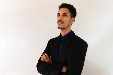 Stüdyodaki sosyal gömlekli siyah adam sarı arka planda izole edilmiş..