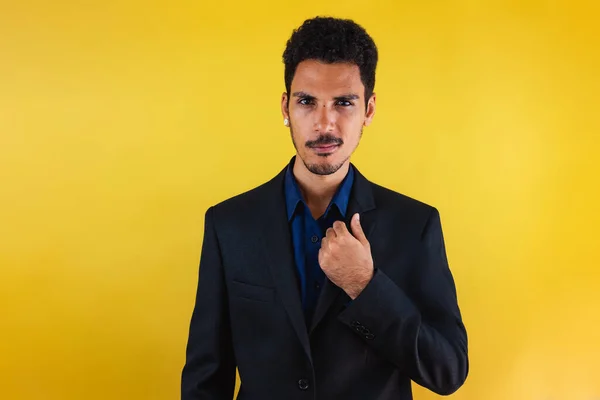 Schwarzer Mann Anzug Studio Isoliert Auf Gelbem Hintergrund — Stockfoto