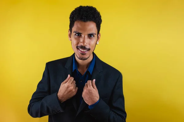 Hombre Negro Traje Estudio Aislado Sobre Fondo Amarillo —  Fotos de Stock