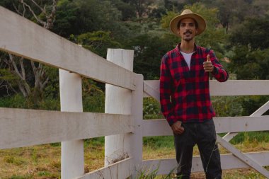 Çiftçilerin kapısının önünde çalışan genç, siyah bir çiftçi..  