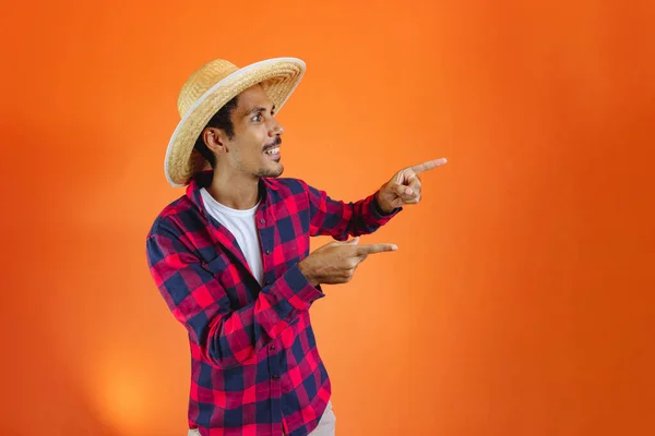 Homem Negro Com Roupa Festa Junina Apontando Para Isolado Fundo — Fotografia de Stock