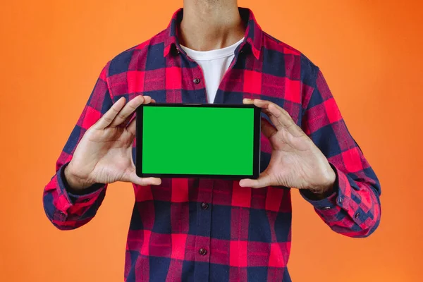 Homem Negro Com Roupa Festa Junina Segurando Tablet Isolado Fundo — Fotografia de Stock