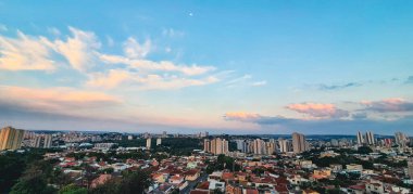 Şehirde bulutlu bir gün batımı. Ribeirao Preto City Skyline, Brezilya 'nın ünlü şehri..