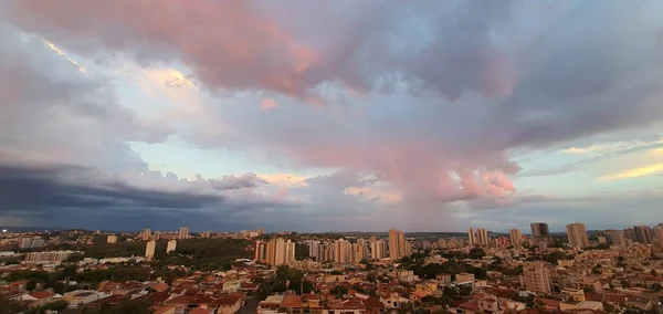 Deštivý Den Městě Těžkými Mraky Duhou Ribeirao Preto City Skyline — Stock fotografie