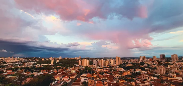 Esős Nap Városban Nehéz Felhőkkel Ribeirao Preto Város Égboltja — Stock Fotó