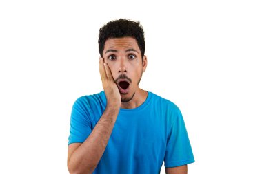 Mavi gömlekli siyah adam izole edildi..