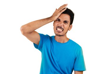 Mavi gömlekli siyah adam izole edildi..