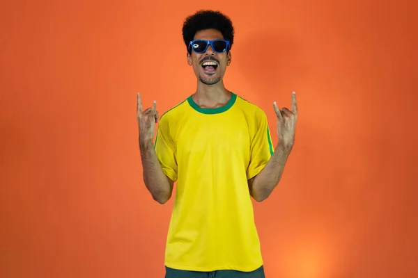 Футбольный Бразильский Болельщик Празднует Изолированный Orange Background Возбужденные Футбольные Болельщики — стоковое фото