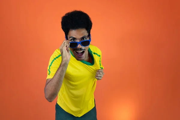 Abanico Brasileño Fútbol Celebrando Aislado Sobre Fondo Naranja Emocionado Fanático —  Fotos de Stock