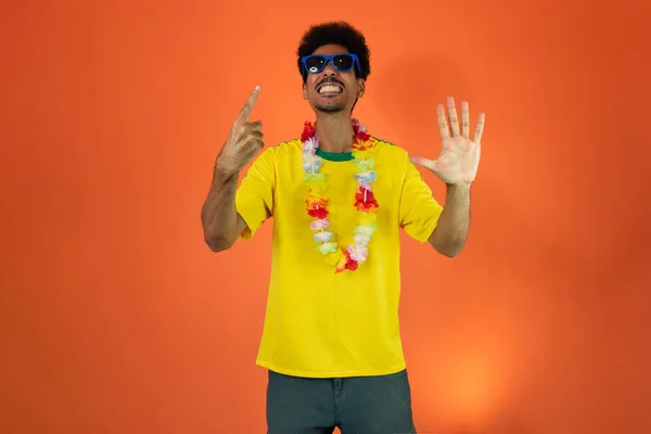Brasilianische Fußballfans Feiern Isoliert Auf Orangefarbenem Hintergrund Aufgeregte Fußballfans Jubeln — Stockfoto