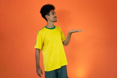 Spor Hayranı Turuncu Arkaplanda Kutlama Yapıyor.